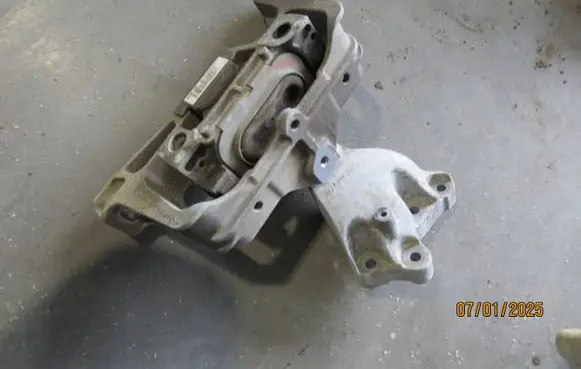 Mercedes-Benz CLA C117 X117 W117 Engine mount bracket A2462402617 586735