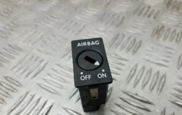 Passenger airbag on/off switch