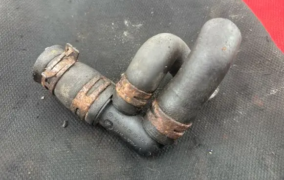 Engine coolant pipe/hose