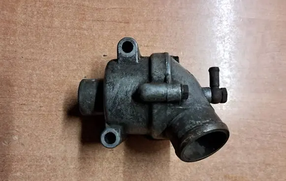 Mercedes-Benz 190 W201 Thermostat housing 1022030373