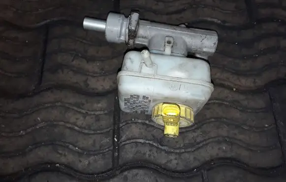 Volkswagen Golf IV Master brake cylinder L481402