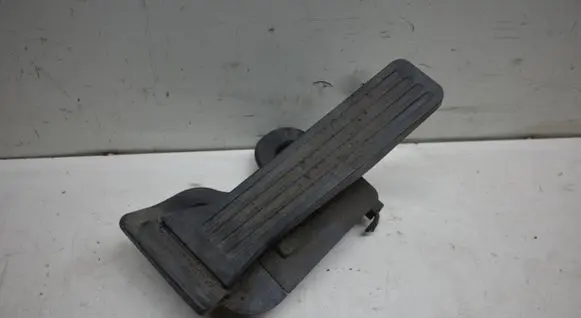Accelerator throttle pedal