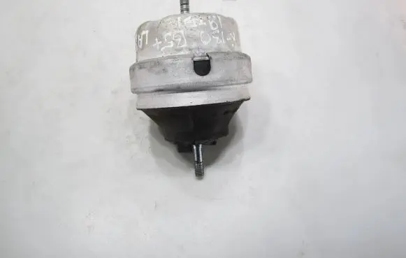 Volkswagen PASSAT B5.5 Engine mount bracket 30130039