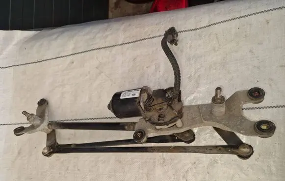 KIA Sorento Front wiper linkage and motor 981003e000
