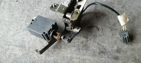 BMW 5 E39 Tailgate window lock/catch/latch 8238469