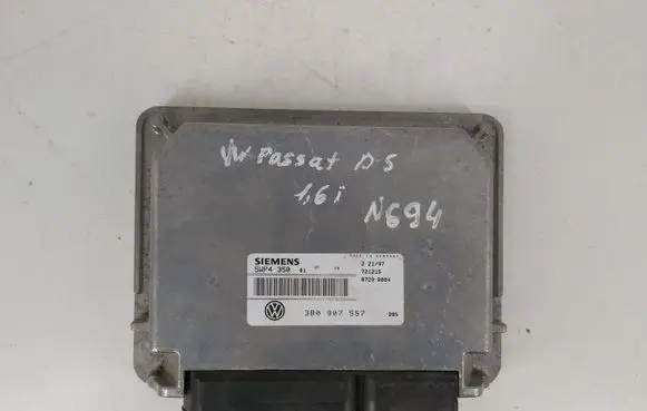 Volkswagen PASSAT B5 Engine control unit/module 3B0907557 5WP4350