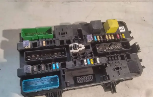 Opel Zafira B Fuse module 13220831 5DK00866953
