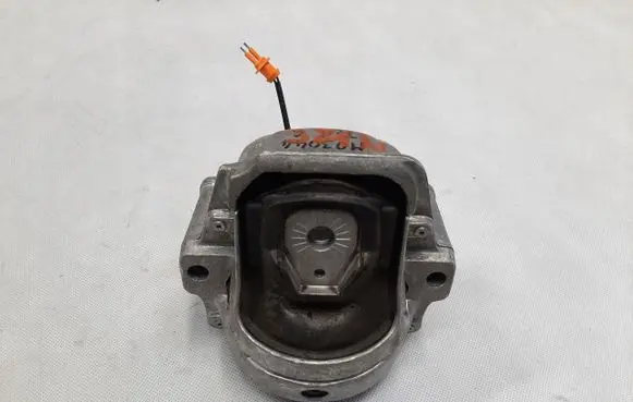 Porsche Macan (95B) Engine mount bracket 8R0199331