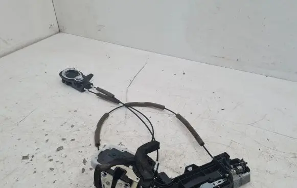 Nissan Juke I F15 Front door lock