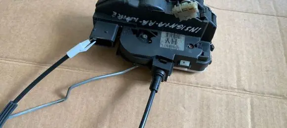 Opel Insignia A Front door lock