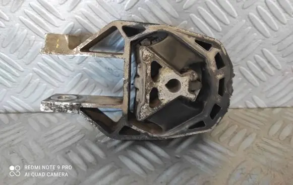 Ford Focus Engine mount bracket BV616P082CB