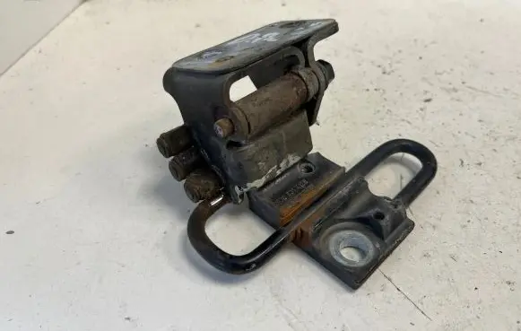 Volkswagen PASSAT CC Front door lower hinge 3C8831412B