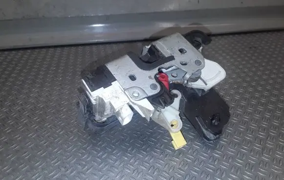 Dodge Caliber Front door lock 