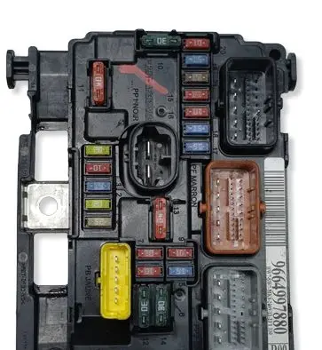 Peugeot 207 Fuse module 9664997880 BSMR0900 R09