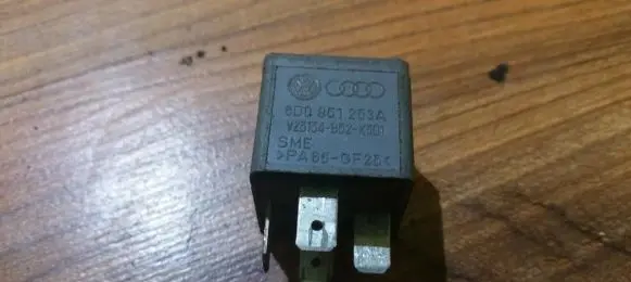 Volkswagen PASSAT B5.5 Other relay 8d0951253a v23134-b52-x301