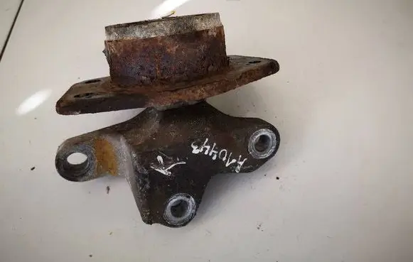 Mitsubishi Colt Engine mount bracket 