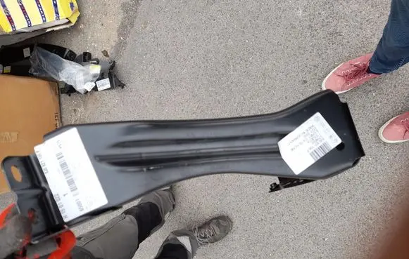 Audi TT TTS Mk2 Fender mounting bracket 8J0821136F