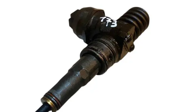 Volkswagen Golf V Fuel injector 038130073AG