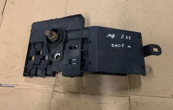 Mercedes-Benz E W211 Fuse module E0000030 DBQE010 013948381A