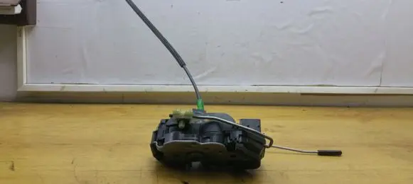 Opel Astra J Rear door lock 13578022