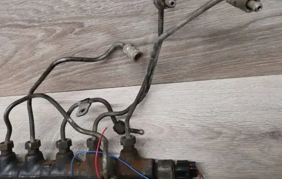 Toyota Avensis Verso Fuel distributor 3300