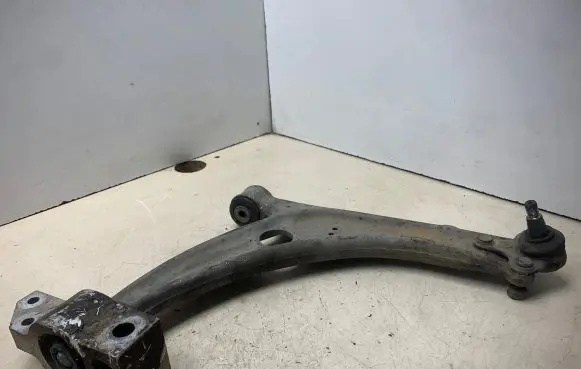 Volkswagen PASSAT B6 Front lower control arm/wishbone 3C0407153B