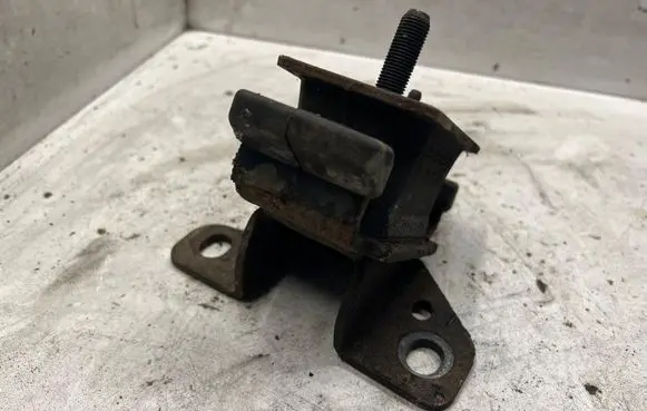 KIA Sorento Engine mount bracket 218123E150
