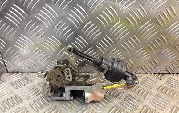 Mercedes-Benz C W202 Rear door lock 2027300535