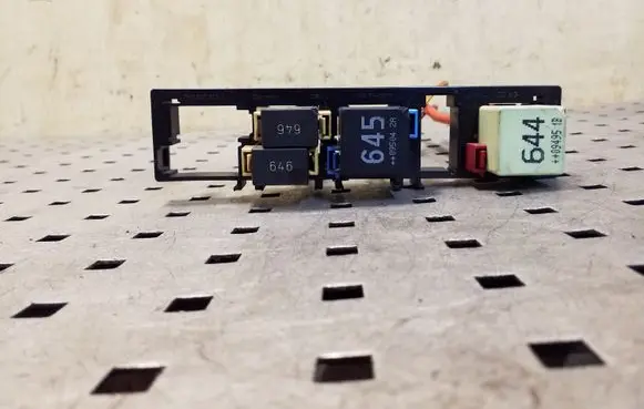 Volkswagen Golf VI Fuse module 7N0937503A