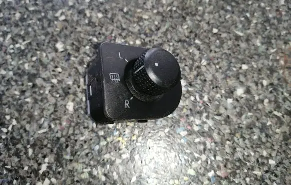 Skoda Octavia Mk2 (1Z) Wing mirror switch 1U1959565L