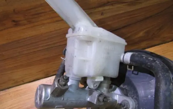 Nissan X-Trail T30 Master brake cylinder
