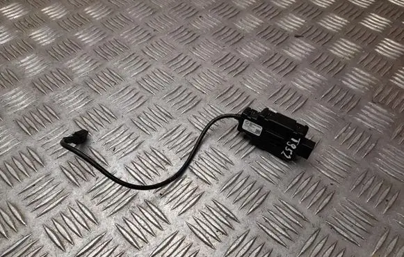 Skoda Octavia Mk4 USB socket connector 5E3035954E