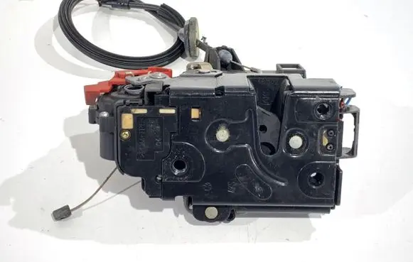 Volkswagen Touran I Front door lock 3D1837015