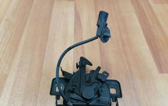 Engine bonnet/hood lock/catch