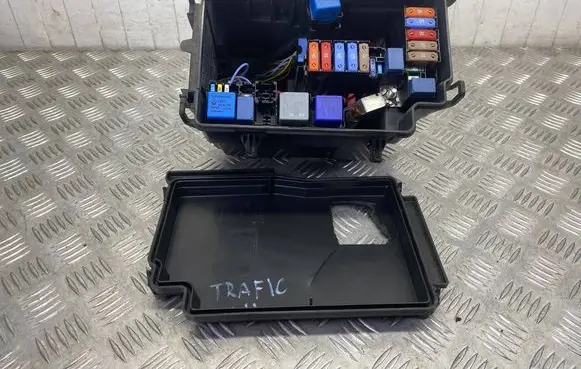 Renault Trafic III (X82) Fuse box set 243121532R 758A68898R 758A68701R