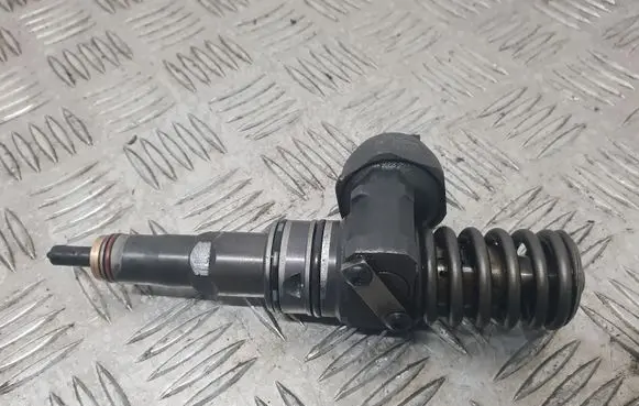 Volkswagen PASSAT B6 Fuel injector 038130073AG