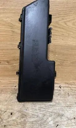 Volvo S80 Fuse box cover 9494211