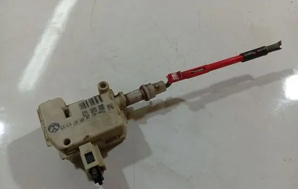 Volkswagen PASSAT B5 Central locking motor 3b0810773