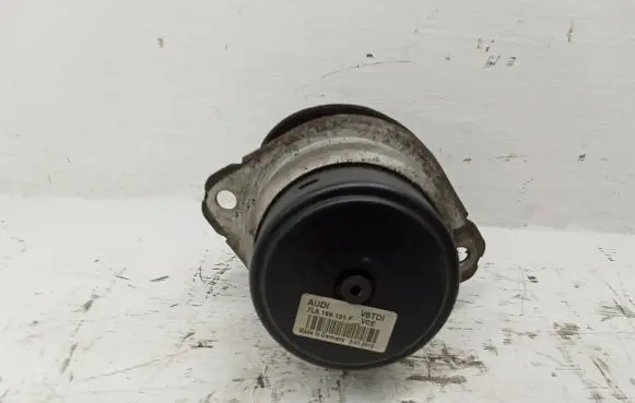 Volkswagen Touareg II Engine mount bracket 7L8199131F