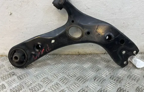 Toyota Prius (XW30) Front lower control arm/wishbone