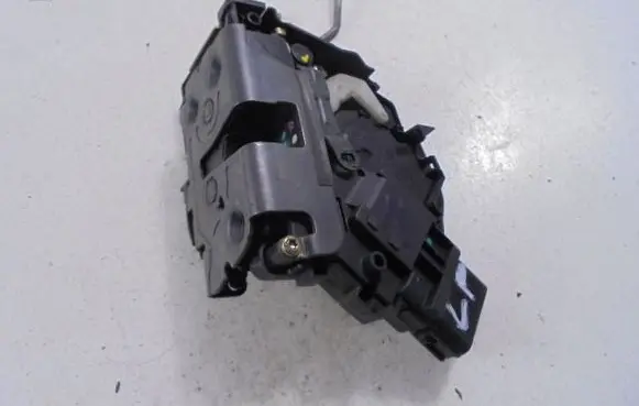Mazda 3 I Front door lock 3N6AA21813K