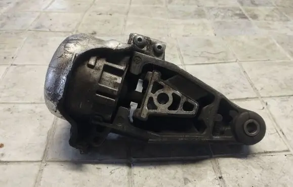 Peugeot 607 Engine mount bracket 326C65