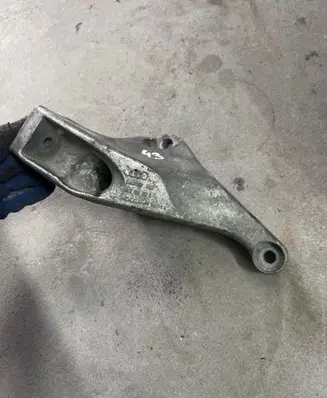 Seat Exeo (3R) Engine mounting bracket 8E0199307S
