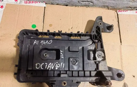 Skoda Octavia Mk2 (1Z) Battery tray 1K0915333H
