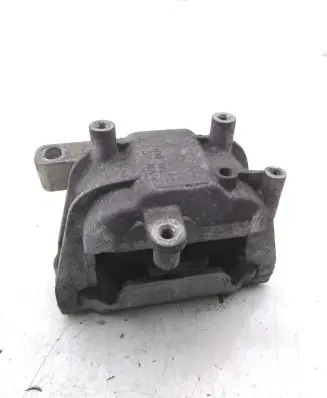 Volkswagen Scirocco Engine mount bracket