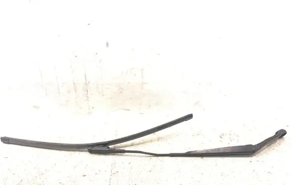 Nissan Qashqai+2 Front wiper blade arm
