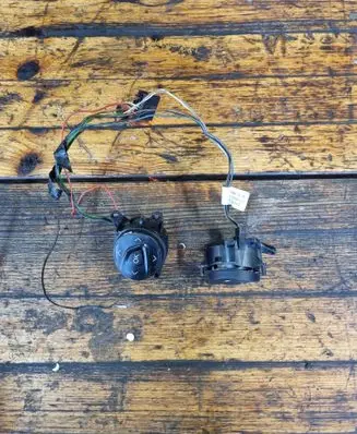 Ford Focus Steering wheel buttons/switches AM5T14K147CA 14JUL30GR1