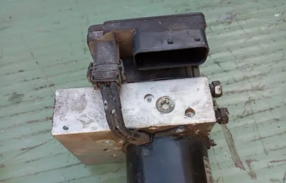Volvo V70 ABS Pump 9496946 0WR0F17C06 10094904203