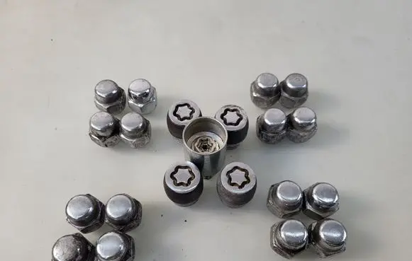 Nissan Qashqai Anti-theft wheel nuts and lock 