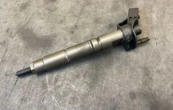 Mercedes-Benz E W211 Fuel injector 0445115017 A6420700487